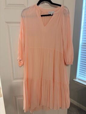 Gibson Latimer Peach Tiered V-Neck Midi Dress